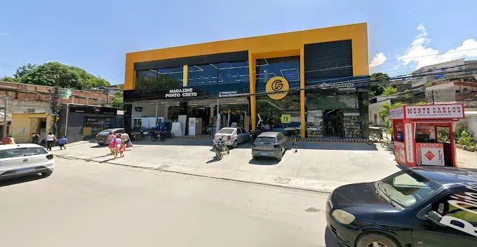 Fachada amarela da sede do Armazém Ponto Certo na Estrada de Águas Compridas, em Olinda