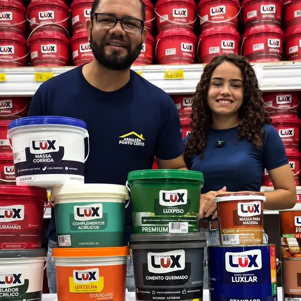 Equipe do Armazém Ponto Certo com tintas e massas Lux