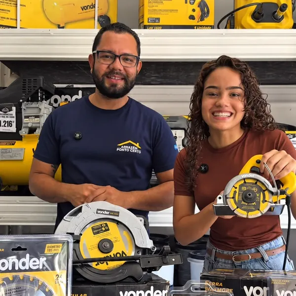 Equipe do Armazém Ponto Certo apresentando ferramentas Vonder