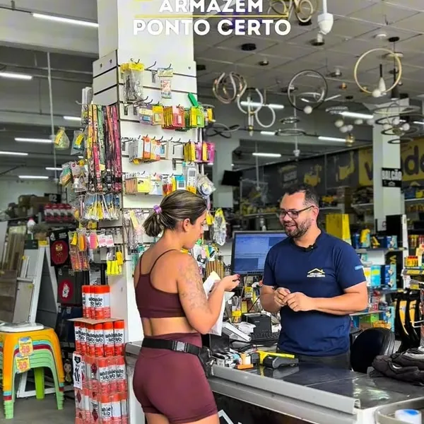 Cliente sendo atendida no caixa do Armazém Ponto Certo