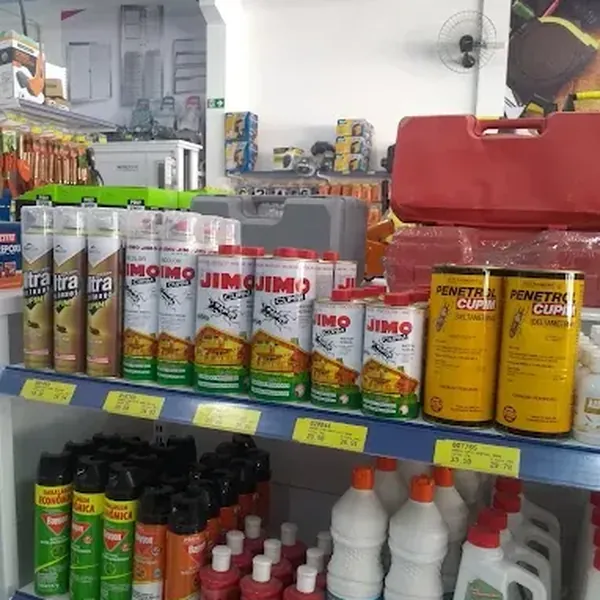 Prateleira de inseticidas e produtos de limpeza do Armazém Ponto Certo